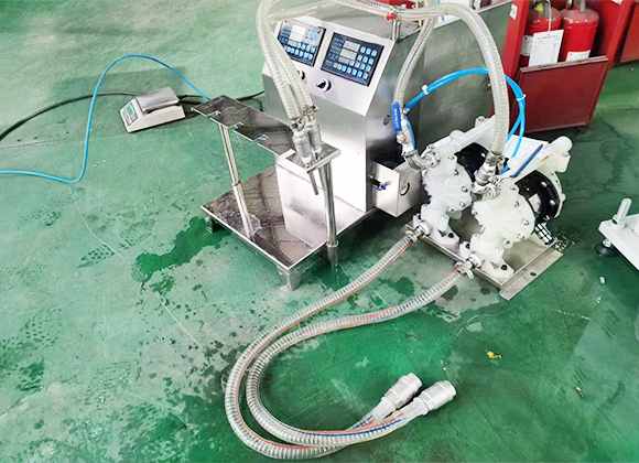 高粘度瓶、袋一體液體洗滌劑灌裝機(jī)-01